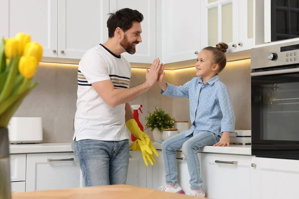 Spring Cleaning Father Daughter Giving High Five Kitchen — Stock Photo, Image
