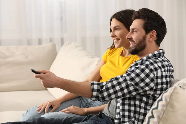 幸福的夫妇在家里的沙发上看电视 — 图库照片