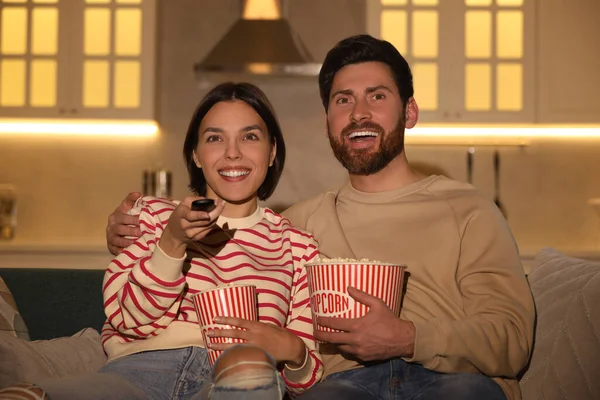 Šťastný Pár Sleduje Televizi Popcornem Pohovce Doma — Stock fotografie