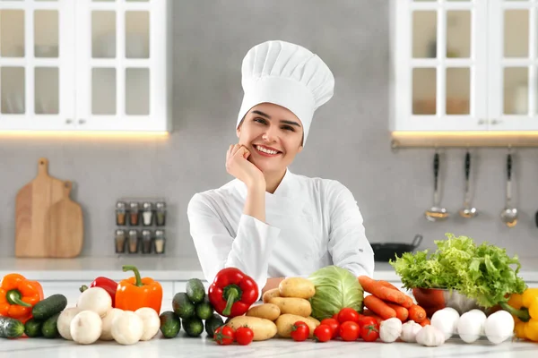 Portret Szczęśliwego Szefa Kuchni Przy Świeżych Warzywach Kuchni — Zdjęcie stockowe
