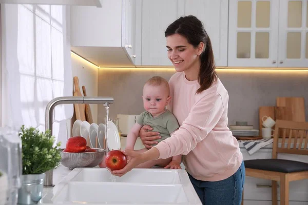 Mãe Seu Bebê Pequeno Bonito Passar Tempo Juntos Cozinha — Fotografia de Stock