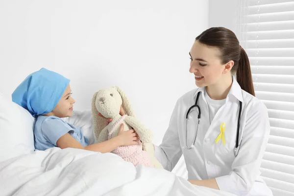 Cáncer Infantil Médico Pequeño Paciente Con Conejito Juguete Hospital —  Fotos de Stock