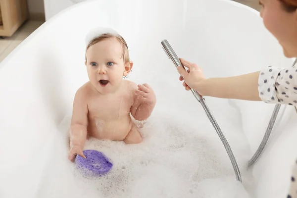 妈妈在家里用浴缸洗她的小宝宝 特写镜头 — 图库照片