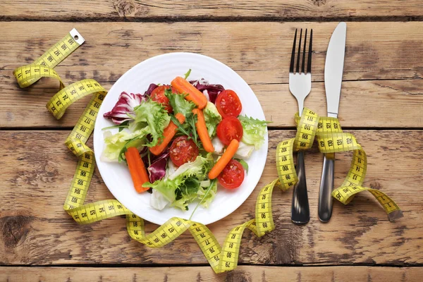 Assiette Avec Salade Légumes Frais Ruban Mesurer Sur Une Table — Photo