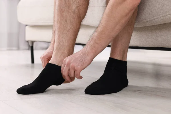 Muž Oblékání Černé Ponožky Doma Detailní Záběr — Stock fotografie