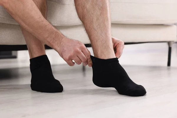 Άντρας Που Βάζει Μαύρες Κάλτσες Στο Σπίτι Κοντινό Πλάνο — Φωτογραφία Αρχείου