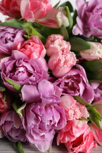 Schöner Strauß Bunter Tulpenblumen Auf Dem Tisch Nahaufnahme — Stockfoto
