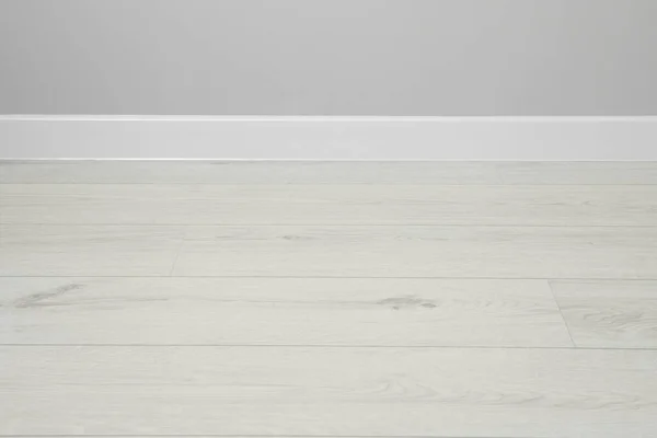 Biały Cokoł Laminowanej Podłodze Pobliżu Ściany Pomieszczeniach — Zdjęcie stockowe