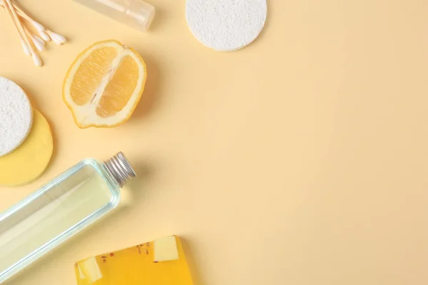 Zitronengesichtsreiniger Frische Zitrusfrüchte Und Körperpflegeprodukte Auf Beigem Hintergrund Flache Lage — Stockfoto