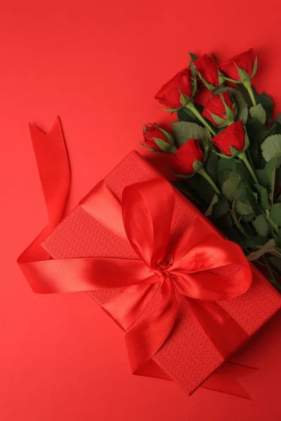 Beautiful Gift Box Bow Roses Red Background Flat Lay — Stock Photo, Image