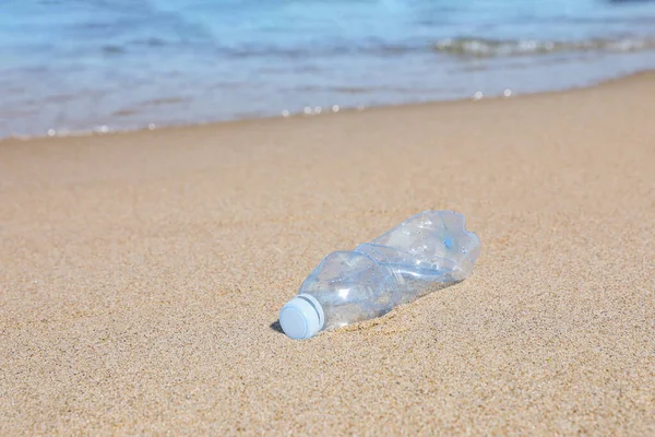 Gebruikte Plastic Fles Zand Buurt Van Water Recyclingprobleem — Stockfoto