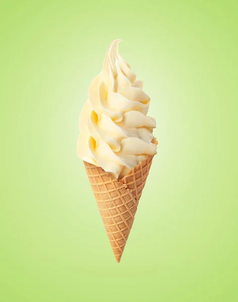 鲜嫩可口的香草冰淇淋 在油腻的绿色背景上 配上脆圆锥形冰淇淋 — 图库照片