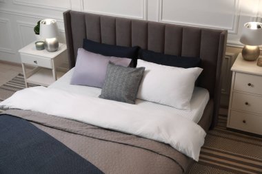 Şık bir yatak odası, geniş konforlu yatak odası ve çekmeceleri var.