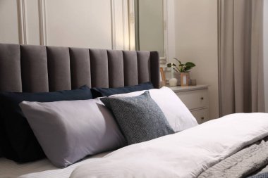 Yastıklı ve şık odalı rahat bir yatak. İç tasarım