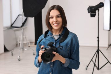 Modern fotoğraf stüdyosunda kamerası olan profesyonel bir fotoğrafçı.