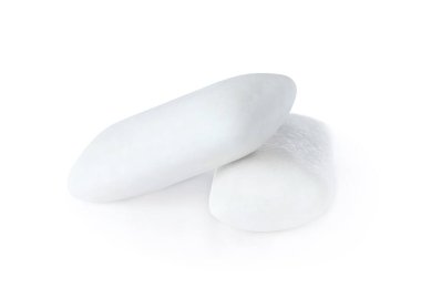 Beyaz arka planda iki lezzetli sakız.