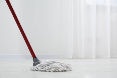 Kirli parke zemini paspasla temizliyorum. Metin için boşluk