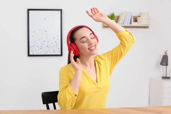 Щаслива Жінка Навушниках Слухає Музику Танцює Вдома — стокове фото