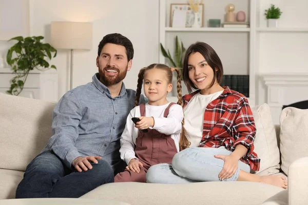 Šťastná Rodina Dívá Televizi Doma Gauči — Stock fotografie