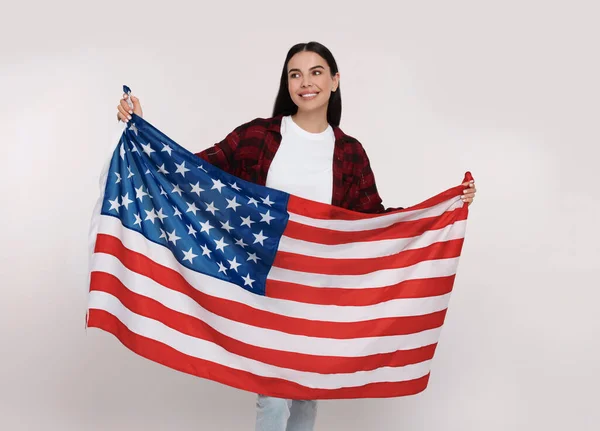 Července Den Nezávislosti Usa Šťastná Žena Americkou Vlajkou Bílém Pozadí — Stock fotografie