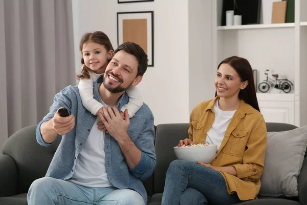 Szczęśliwa Rodzina Ogląda Film Domu Ojciec Zmienia Kanały Telewizyjne Pomocą — Zdjęcie stockowe