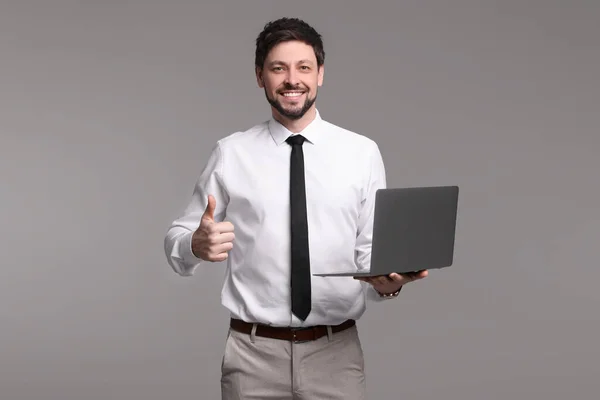 幸せな男とノートパソコン上で親指アップジェスチャー上の灰色の背景 — ストック写真