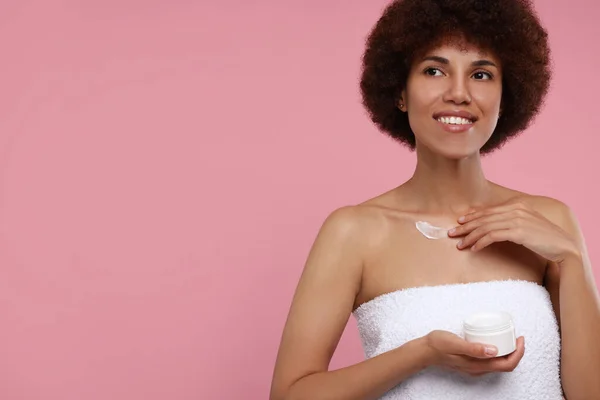 Mooie Jonge Vrouw Aanbrengen Crème Lichaam Roze Achtergrond Ruimte Voor — Stockfoto