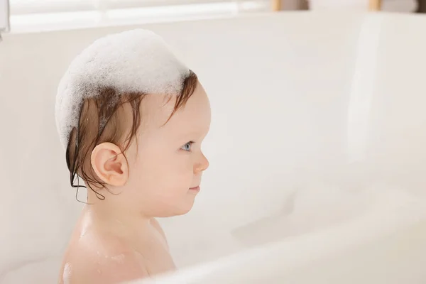 Χαριτωμένο Μωράκι Που Κάνει Μπάνιο Στο Σπίτι Χώρος Για Κείμενο — Φωτογραφία Αρχείου