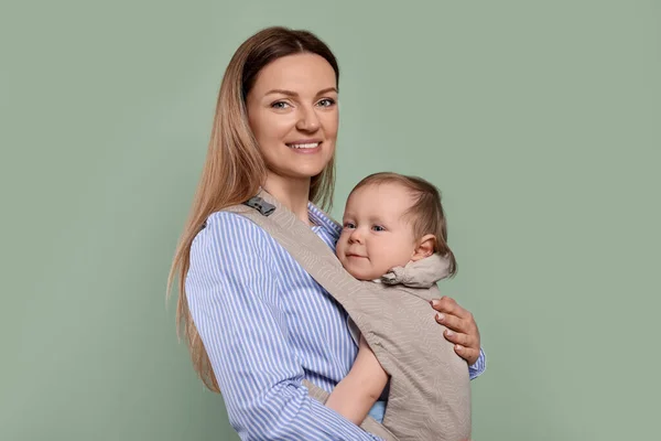 Mor Håller Sitt Barn Lyftsele Baby Bärare Oliv Bakgrund — Stockfoto