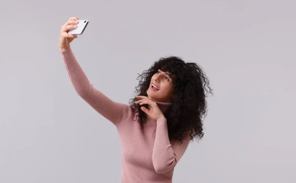 Mulher Bonita Tomando Selfie Fundo Cinza Claro — Fotografia de Stock