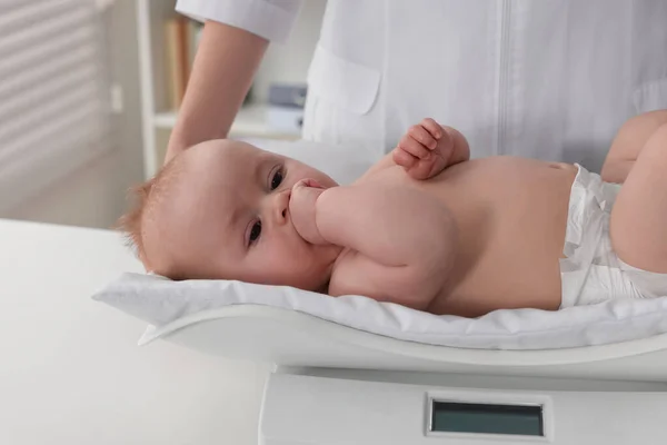 Kinderarzt Wägt Süßes Baby Klinik Nahaufnahme — Stockfoto