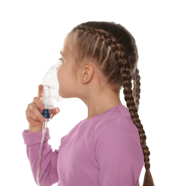 Küçük Kız Beyaz Arka Planda Solunum Için Nebulizör Kullanıyor — Stok fotoğraf