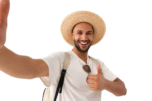 Usmívající Mladý Muž Slamáku Přičemž Selfie Ukazující Palce Nahoru Bílém — Stock fotografie