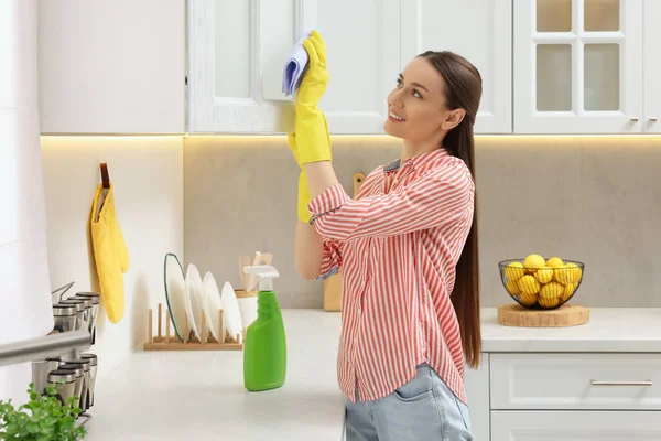Wiosenne Porządki Młoda Kobieta Sprząta Kuchnię Domu — Zdjęcie stockowe
