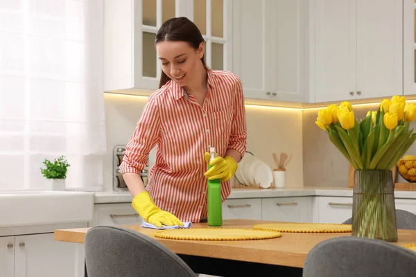 Voorjaarsschoonmaak Jonge Vrouw Opruimen Keuken Thuis — Stockfoto