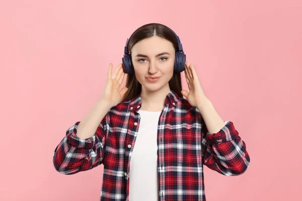 Γυναίκα Ακουστικά Απολαμβάνοντας Μουσική Ροζ Φόντο — Φωτογραφία Αρχείου