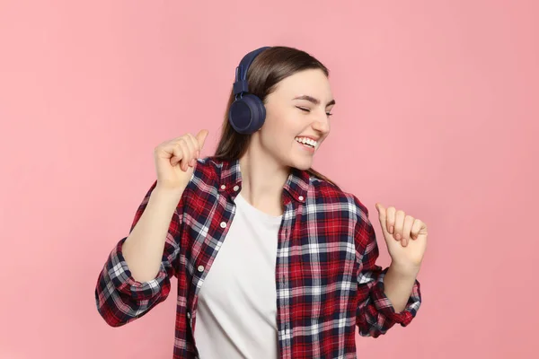 Ευτυχισμένη Γυναίκα Ακουστικά Που Απολαμβάνει Μουσική Και Χορεύει Ροζ Φόντο — Φωτογραφία Αρχείου