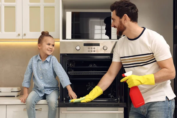 Spring Cleaning Father Daughter Tidying Oven Kitchen Together — Stock Photo, Image