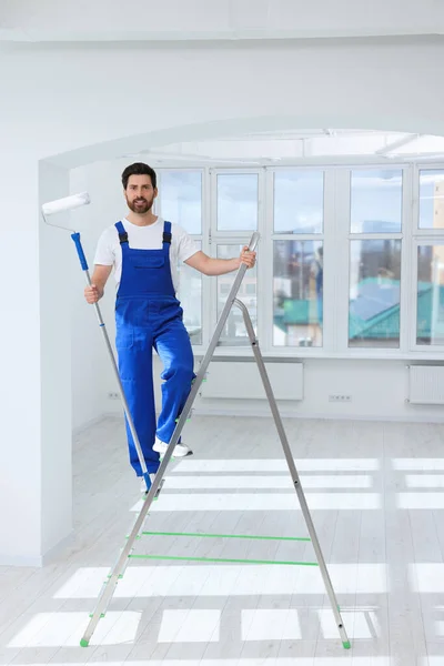Handyman Met Roller Trapladder Kamer Plafondschildering — Stockfoto