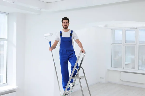 Handyman Met Roller Trapladder Kamer Plafondschildering — Stockfoto