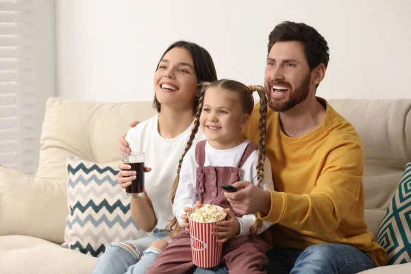 Happy Rodina Sledování Televize Popcornem Pohovce Uvnitř Prostor Pro Text — Stock fotografie