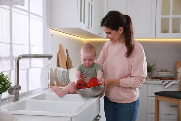 Mãe Seu Bebê Pequeno Bonito Passar Tempo Juntos Cozinha — Fotografia de Stock