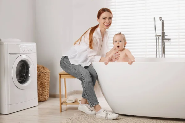 Mama Myje Swoje Małe Dziecko Wannie Domu — Zdjęcie stockowe
