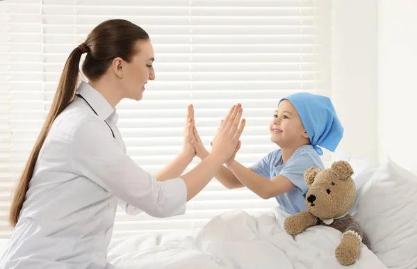 Barncancer Läkare Och Liten Patient Spelar Klappspel Med Händerna Sjukhus — Stockfoto