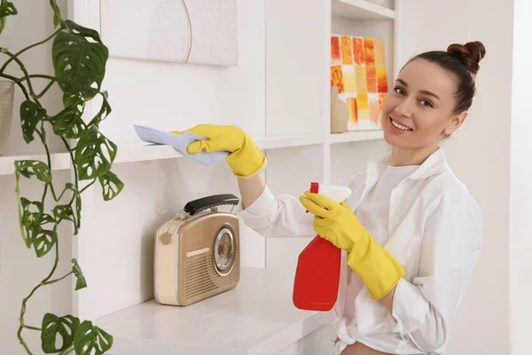 Καθαρισμός Νεαρή Γυναίκα Τακτοποιεί Δωμάτιο Στο Σπίτι — Φωτογραφία Αρχείου