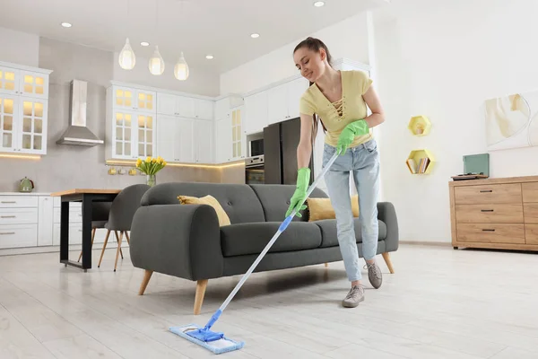 Limpieza Primavera Mujer Joven Con Fregona Lavando Piso Casa — Foto de Stock