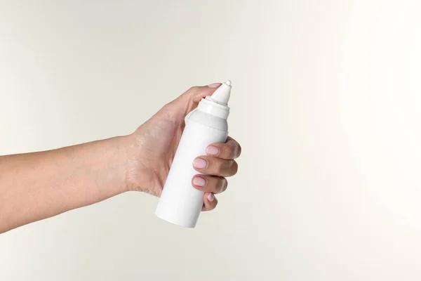 Mulher Segurando Spray Nasal Fundo Branco Close — Fotografia de Stock