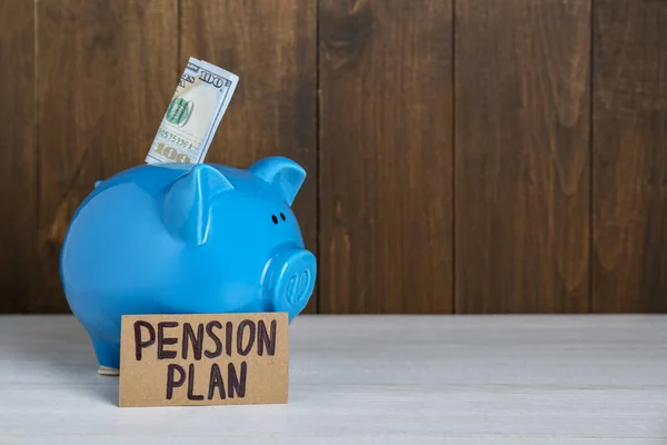 Pension Plan 저금통 Piggy Bank 테이블에 Dollar Banknote 텍스트를 — 스톡 사진