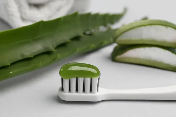 Toothbrush Toothpaste Fresh Aloe Light Grey Background Closeup — Stock Photo, Image