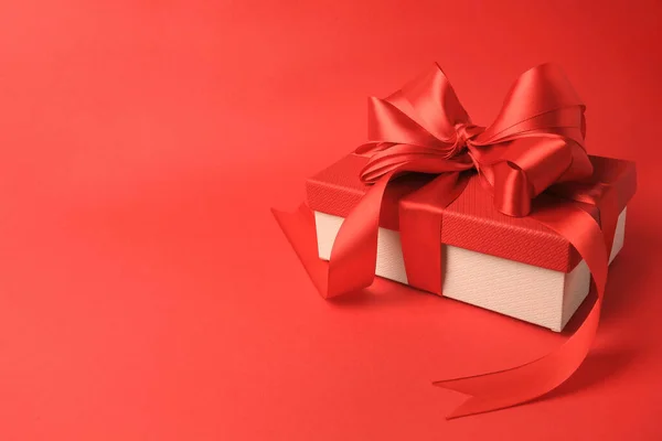 Schöne Geschenkschachtel Mit Schleife Auf Rotem Hintergrund Raum Für Text — Stockfoto